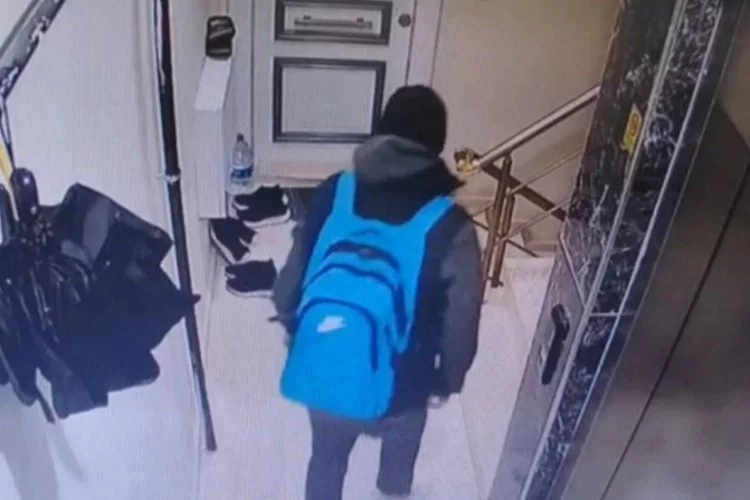 2 ayakkabı hırsızı kamerada: Çaldıkları ayakkabıları sırt çantasına koyup kaçtılar