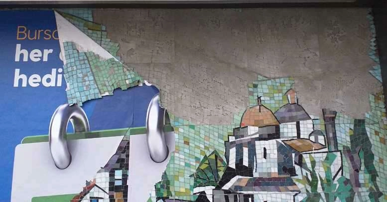 32 yıllık mozaik reklam afişine kurban gitti!