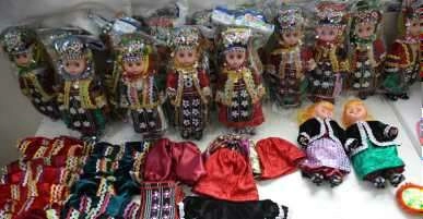 Mazideki kıyafetleri bebeklerin üzerinde yaşatıyorlar