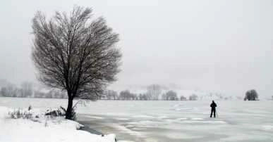 Uludağ'ın eteğinde muhteşem güzellik...Buz tutan göletin üzerinde metrelerce yürüdü