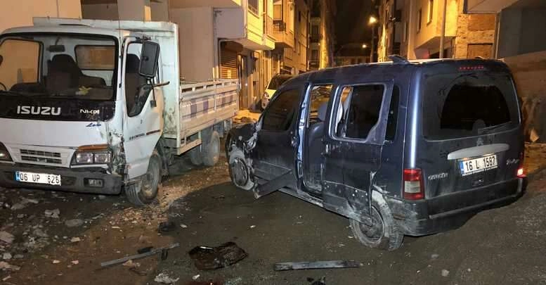 Sokak arasında devrilen kamyonet kamerada