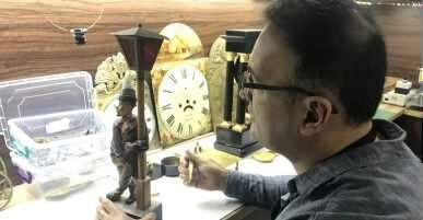 Paha biçilemeyen yüzlerce yıllık saatleri tamir ediyor 