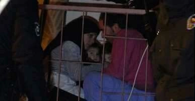 Yangında mahsur kalan bina sakinlerini, balkonlarda kurtarılmayı bekledi