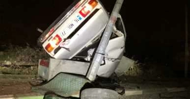 Araçta sıkışan 3 yaralıyı, görevden çıkan mahalle bekçileri kurtardı 