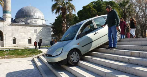 Şaşkın sürücü otomobille merdivenlerden indi