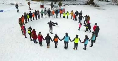 Uludağ, kolej öğrencilerinin yaptığı köpek kulübeleriyle doldu