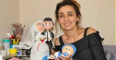 İnsanların fotoğraflarından karikatür bebekler yapıyor