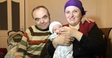 Devletin sahip çıktığı aile dünyaya gelen bebeklerini büyütüyor 