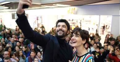 Bergüzar Korel ve Engin Akyürek Bursa'da hayranlarıyla buluştu