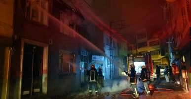 Metruk binada çıkan yangın mahalleliyi sokağa döktü