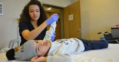 Boynu kırılan Irak'lı küçük çocuk Türkiye'de sağlığına kavuştu