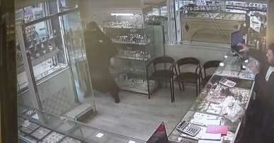 Çarşaflı ve tüfekli erkek soyguncuyu, kuyumcu bant kesici ile kovdu