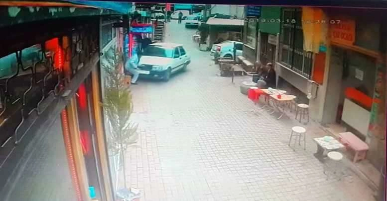 Çocuk sürücü ganyan bayiine daldı