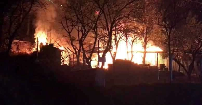 Dağ yolunda yangın Ağaç ev kül oldu