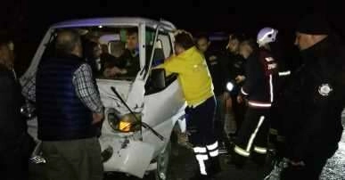  İtfaiye aracına kamyonet çarptı, sürücüyü ekipler kurtardı 