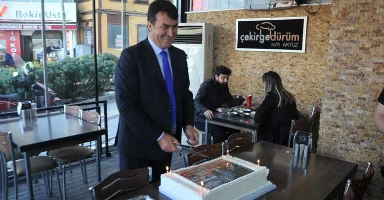 Mustafa Dündar'a esnaftan doğum günü sürprizi