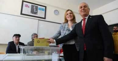 Bursa Büyükşehir Belediye Başkan Adayı Mustafa Bozbey oyunu kullandı