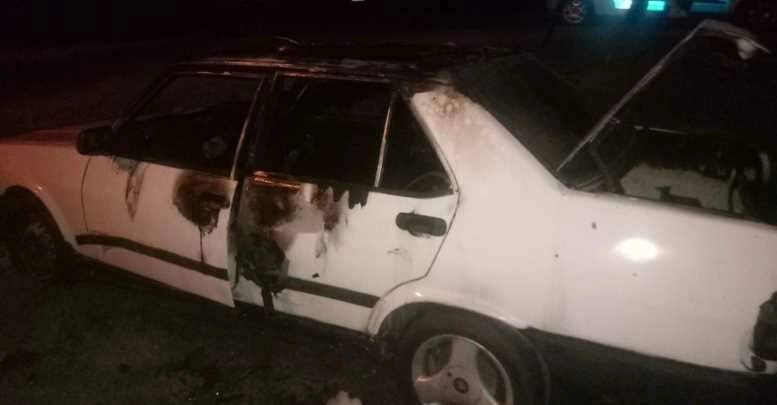 Park halindeki otomobil yandı