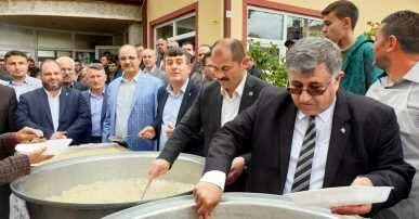 Belediye Başkanı kendi elleriyle halka yemek dağıttı