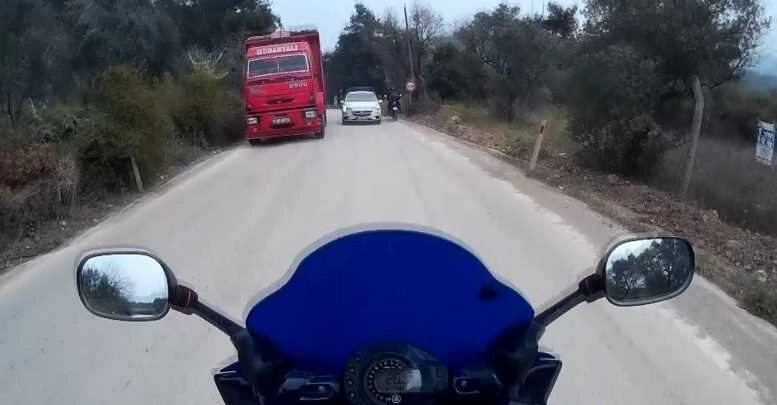  Hatalı sollamanın ardından gelen kaza kamerada 