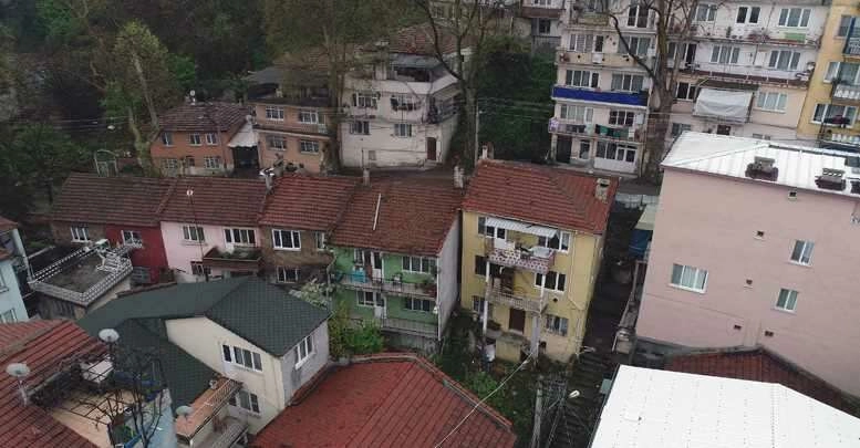 Heyelan bir mahalleyi sokakta bıraktı