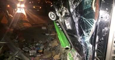 Devrilen TIR ile bariyer arasında sıkışan sürücü hayatını kaybetti 