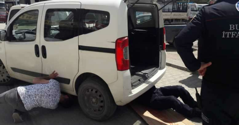 Arabanın motoruna giren kediyi itfaiye kurtardı