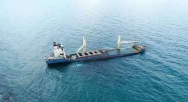 Şile'de karaya oturan geminin son hali havadan görüntülendi