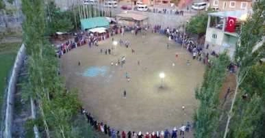 Aşiret düğününde 1 kilo altın ,150 bin lira para takıldı 