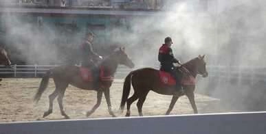 Atlı polislerin nefes kesen eğitimi havadan görüntülendi