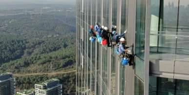 Dağcıların gökdelen mesaisi nefes kesti