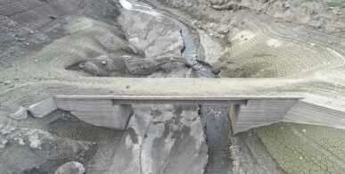 Barajın suyu çekilince eski köprüler 20 yıl sonra gün yüzüne çıktı!