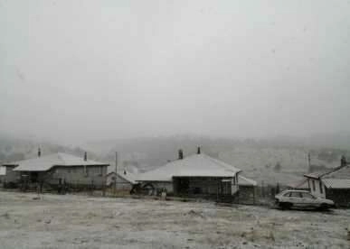 Kızılcahamam'a mevsimin ilk karı yağdı
