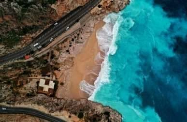 Dünyaca ünlü plajda yağmur sonrası görsel şölen