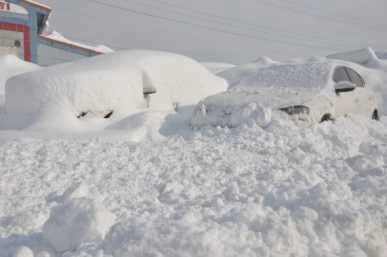 Yoğun kar! Evler ve arabalar kara gömüldü