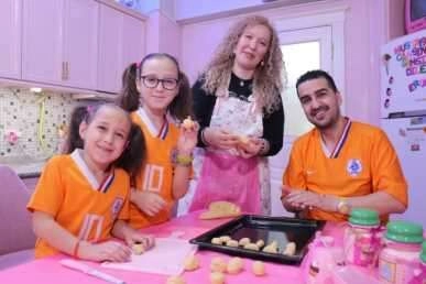 Korona virüs günlerini eşine yardım ederek geçiriyor