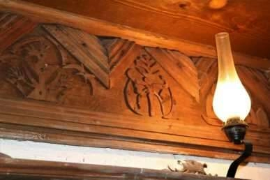 Sırlarla dolu köy evindeki şekillerin gizemi çözülemiyor