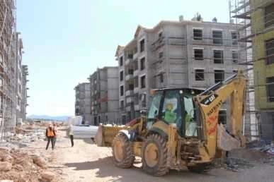 Depremzede konutları için işçiler bayramda da mesaide