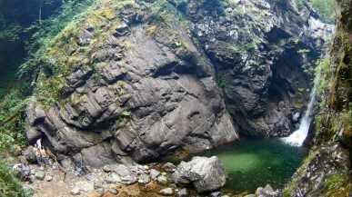 Uludağ’ın eteklerindeki doğal havuzlarda serinliyor