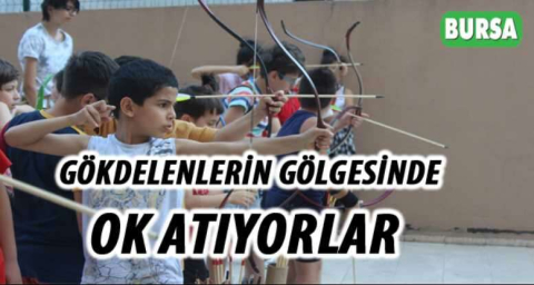 Gökdelenlerin gölgesinde ok atıyorlar