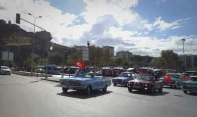 Başkent'te klasik otomobillerden 'Cumhuriyet Bayramı' konvoyu