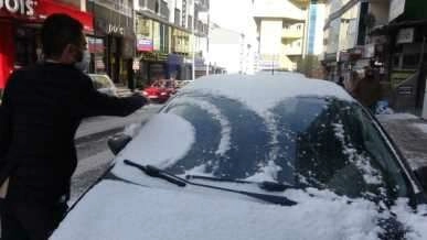 Kar bir anda bastırdı! Her yer beyaza büründü