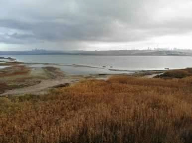 Suların çekildiği Büyükçekmece Barajı'nda korkutan görüntü