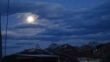 Gökyüzü kızıl oldu, dolunayla ortaya eşsiz bir görüntü çıktı