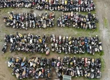 Binlerce motosiklet, yüzlerce tekne çürümeye terk edildi