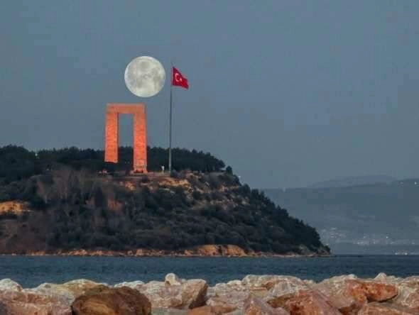 Şehitlik Abidesi ve dolunayın buluşma anı mest etti