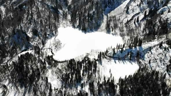 Buz tutan Karagöl fotoğraf tutkunlarının gözdesi oldu