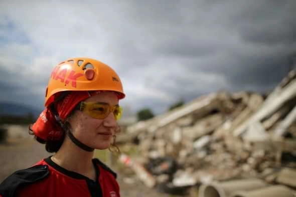 Ojeli elleriyle hayat kurtarıyorlar...