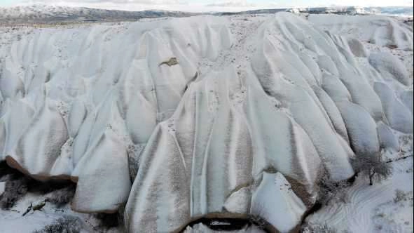 Kapadokya'da karla kaplı peribacaları hayran bırakıyor