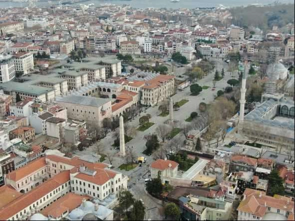 Kısıtlamalı cumartesi gününde tarihi meydanlar boş kaldı